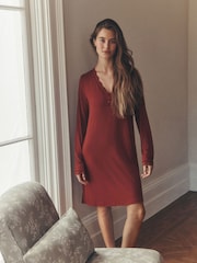 قميص نوم مودال بتفاصيل دانتيل بكُم طويل من Laura Ashley - صورة 2 من 5