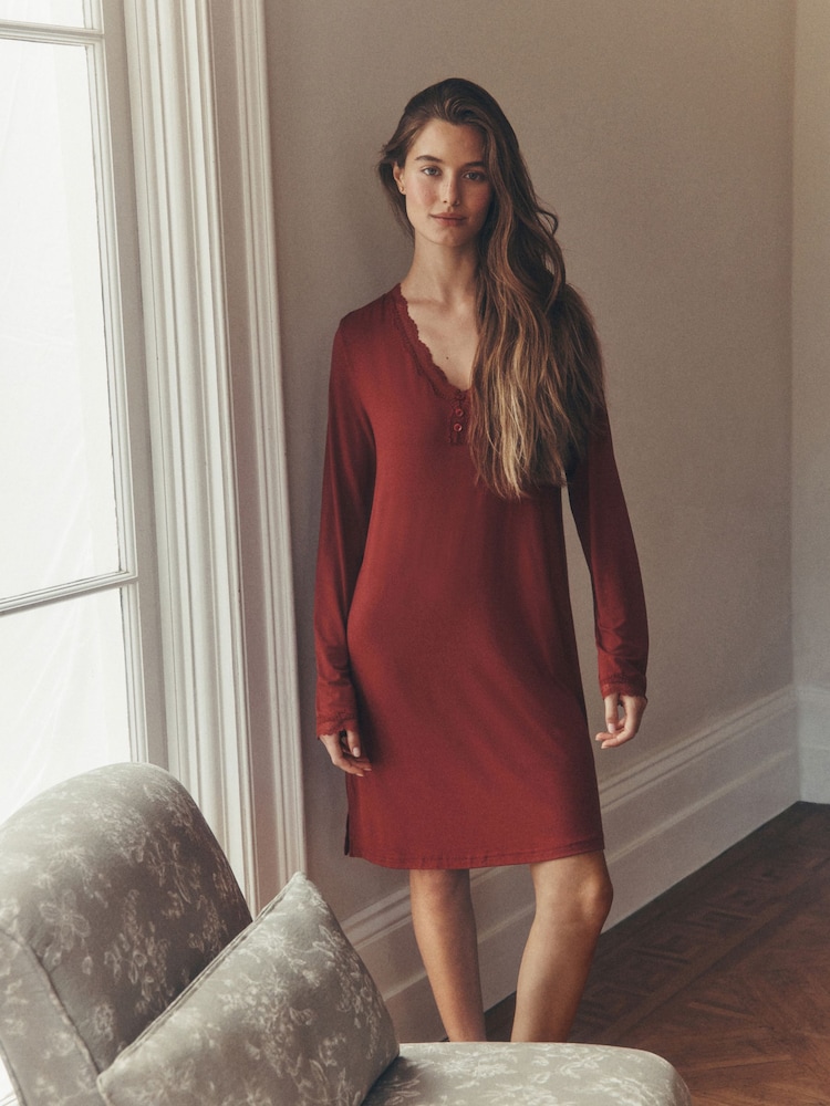 قميص نوم مودال بتفاصيل دانتيل بكُم طويل من Laura Ashley - صورة 2 من 5 قميص نوم مودال بتفاصيل دانتيل بكُم طويل من Laura Ashley - صورة 2 من 5