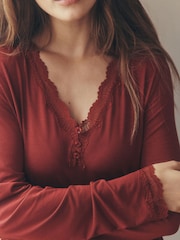 قميص نوم مودال بتفاصيل دانتيل بكُم طويل من Laura Ashley - صورة 5 من 5