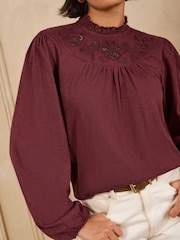 Love & Roses Cutwork Embroidered High Neck Long Sleeve Jersey Top - תמונה 4 מתוך 5