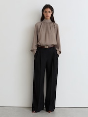 بلوزة بطبعة هندسية مع ربطة عنق Eden من Reiss - صورة 3 من 7