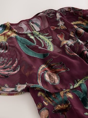 Kew Collection Burgundy Red Floral Devore - فستان قصير بتصميم كاب وياقة حرف V - Image 7 of 7