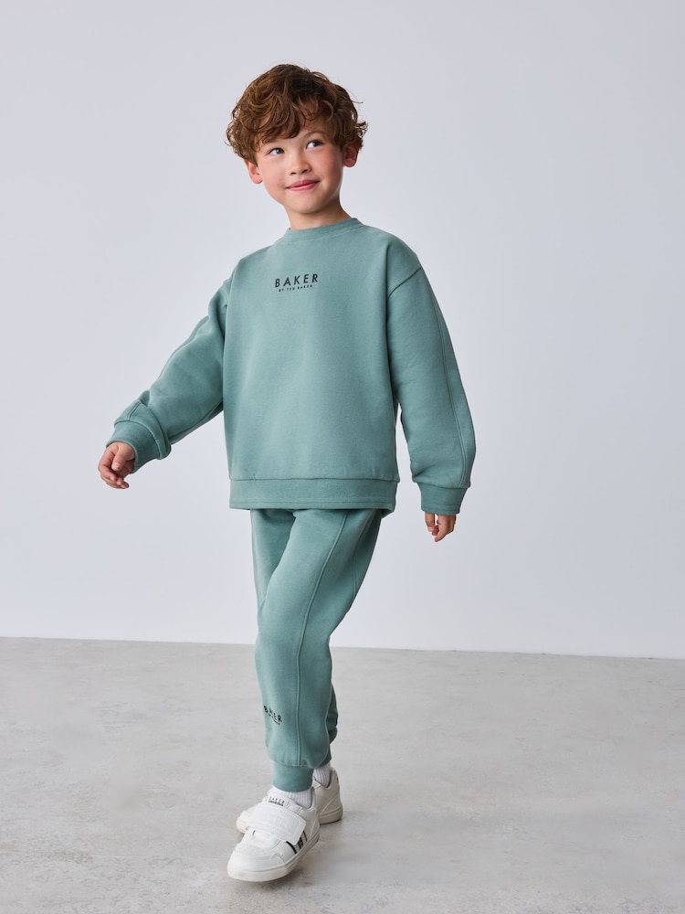 Verde medio - Conjunto de sudadera y pantalones de chándal de Baker by Ted Baker - Imagen 2 de 16 Verde medio - Conjunto de sudadera y pantalones de chándal de Baker by Ted Baker - Imagen 2 de 16