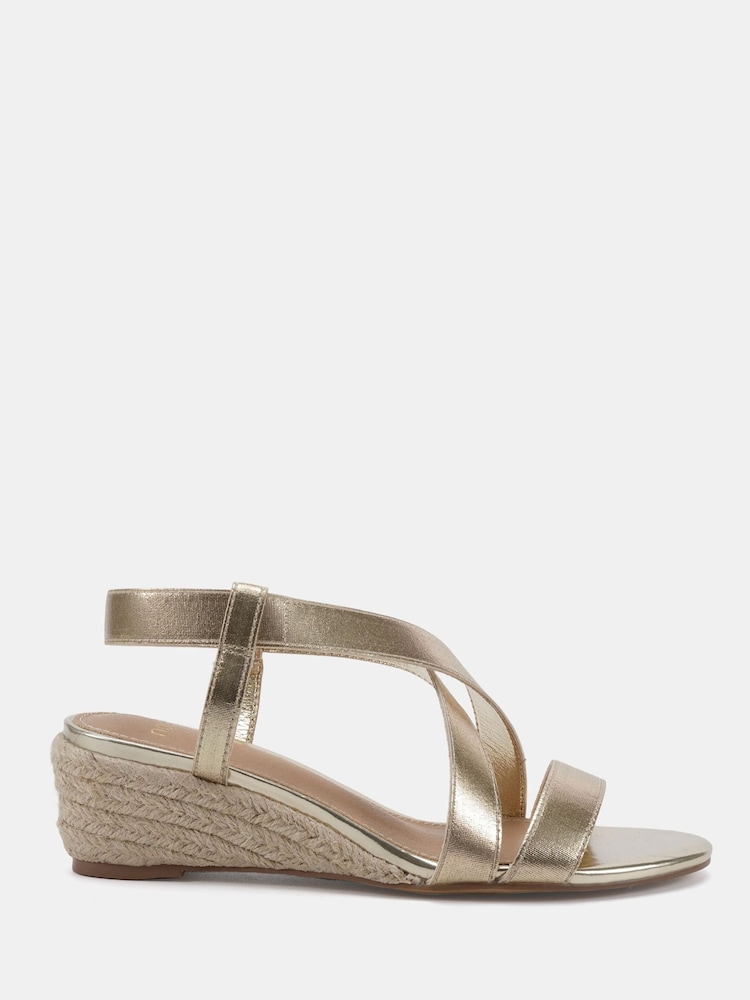 זהב - Novo Brody Elastic Cross Front Low Wedge Sandals - תמונה 2 מתוך 6 זהב - Novo Brody Elastic Cross Front Low Wedge Sandals - תמונה 2 מתוך 6