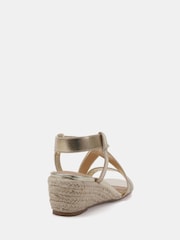 זהב - Novo Brody Elastic Cross Front Low Wedge Sandals - תמונה 4 מתוך 6