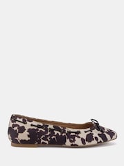 طبعات حيوانات - حذاء باليرينا مسطح Flora بتفاصيل Eyelet وعقدة من Novo - Image 2 of 6