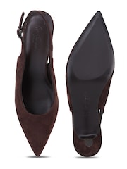 Off The Hook Kylie Suede Pointed Toe Slingback Flare Heel Pumps - Obrázek 6 z 6