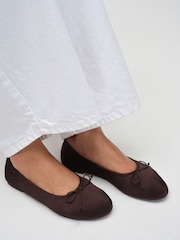 Schokoladenbraun - The Set Satin Round Toe Bow Ballet Flats - Bild 1 von 6