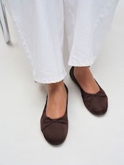 Schokoladenbraun - The Set Satin Round Toe Bow Ballet Flats - Bild 3 von 6
