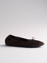 Schokoladenbraun - The Set Satin Round Toe Bow Ballet Flats - Bild 4 von 6