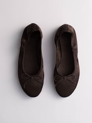 Schokoladenbraun - The Set Satin Round Toe Bow Ballet Flats - Bild 5 von 6