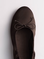 Schokoladenbraun - The Set Satin Round Toe Bow Ballet Flats - Bild 6 von 6