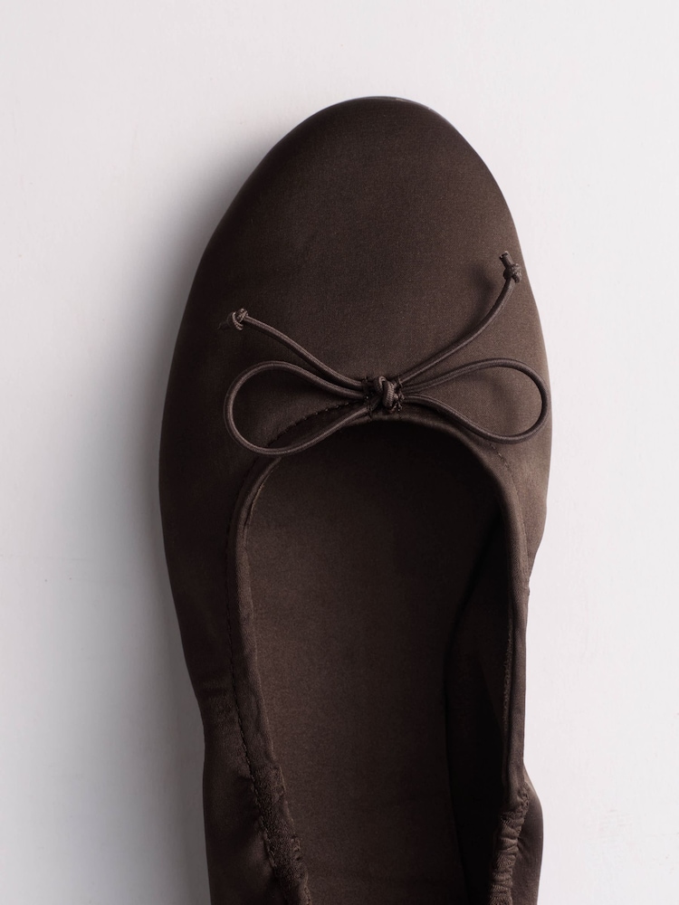 Schokoladenbraun - The Set Satin Round Toe Bow Ballet Flats - Bild 6 von 6 Schokoladenbraun - The Set Satin Round Toe Bow Ballet Flats - Bild 6 von 6