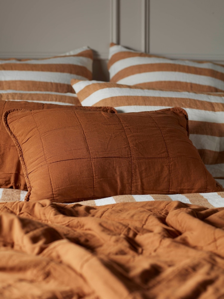 Secret Linen Store ציפית לכרית נוי בדוגמת תפירת טלאים, דגם Finn - תמונה 1 מתוך 3 Secret Linen Store ציפית לכרית נוי בדוגמת תפירת טלאים, דגם Finn - תמונה 1 מתוך 3