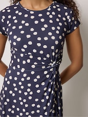 Φόρεμα M&Co Spot Twist Front με βολάν - Εικόνα 4 από 5