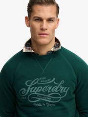 أخضر - كنزة بلوغو صغير وبياقة دائرية من Superdry - صورة 2 من 8