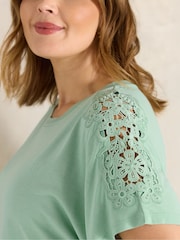 Grün - Evans – T-Shirt mit gehäkelten Schultern - Bild 4 von 5