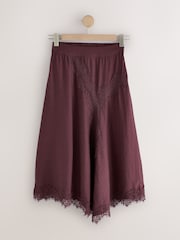 ក្រហមប៊ឺហ្គូឌី - Satin Asymmetric Midi Skirt with Lace Trim - រូបភាព 1 នៃ 3