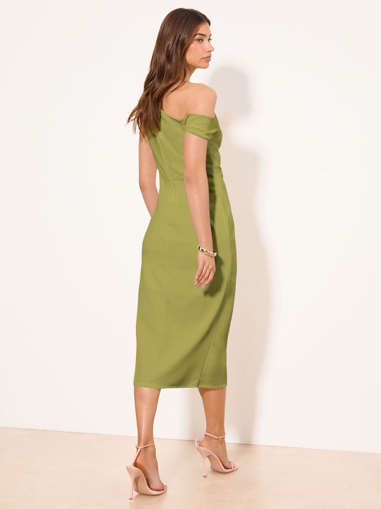 أخضر زيتوني - فستان متوسط الطول بخصر مُجمَّع بكتف مكشوفة من Lipsy - صورة 4 من 4