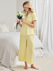 طقم بيجامة ستان طويلة بحواف مموّجة من Chelsea Peers - أصفر زبدة - صورة 1 من 6