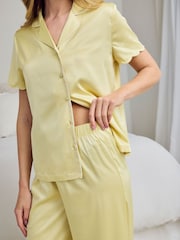 طقم بيجامة ستان طويلة بحواف مموّجة من Chelsea Peers - أصفر زبدة - صورة 3 من 6