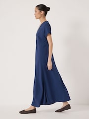 أزرق داكن - فستان ماكسي بياقة حرف V تشكيلة Grace Air Flow من Hush - صورة 3 من 5