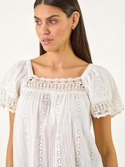 Roman חולצה בעיטור רקמת ברודרי ותחרה - תמונה 1 מתוך 5