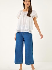 Roman חולצה בעיטור רקמת ברודרי ותחרה - תמונה 2 מתוך 5