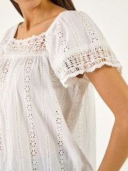 Roman חולצה בעיטור רקמת ברודרי ותחרה - תמונה 5 מתוך 5