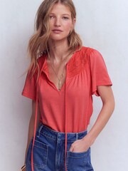 وردي - Boden Edi Trim Detail T-Shirt - صورة 4 من 5