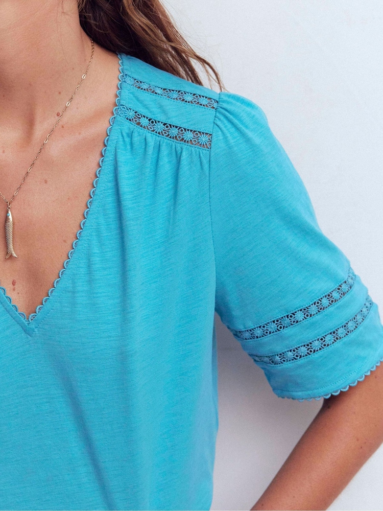 ブルー - Boden ポピー トリム Vネック Tシャツ - 画像 2 / 6