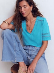 ブルー - Boden ポピー トリム Vネック Tシャツ - 画像 4 / 6