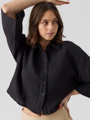 שחור - VERO MODA Textured Cropped Cotton Shirt - תמונה 3 מתוך 4