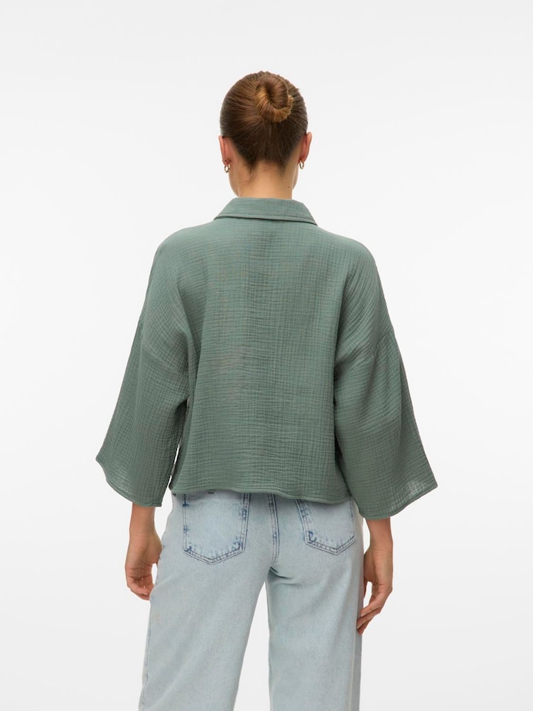 ירוק - VERO MODA Textured Cropped Cotton Shirt - תמונה 2 מתוך 5