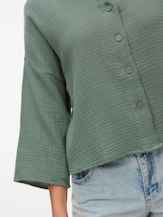 ירוק - VERO MODA Textured Cropped Cotton Shirt - תמונה 4 מתוך 5