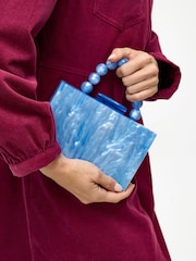 حقيبة يد صغيرة شكل هندسي بتأثير رخامي من Oliver Bonas - Image 7 of 7