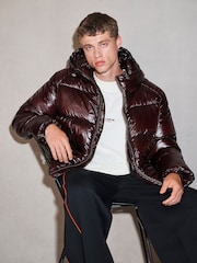 Burgundija Crveno - EDIT High Shine Hooded Puffer Jacket - Slika 1 od 7
