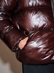 Burgundija Crveno - EDIT High Shine Hooded Puffer Jacket - Slika 6 od 7