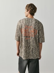Kamuflažno zelena - Graphic Relaxed Fit Edit T-Shirt - Slika 1 iz 9