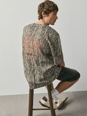 Kamuflažno zelena - Graphic Relaxed Fit Edit T-Shirt - Slika 4 iz 9