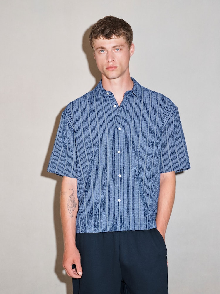 Modrá - EDIT Short Sleeve Seersucker Stripe Shirt - Obrázek 2 z 8