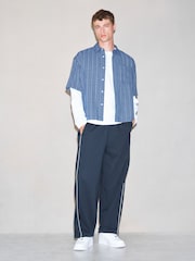 Modrá - EDIT Short Sleeve Seersucker Stripe Shirt - Obrázek 4 z 8