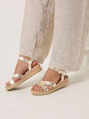金色 - Yours Curve V Cut Plaited Wedge Sandals - 圖片 1/1