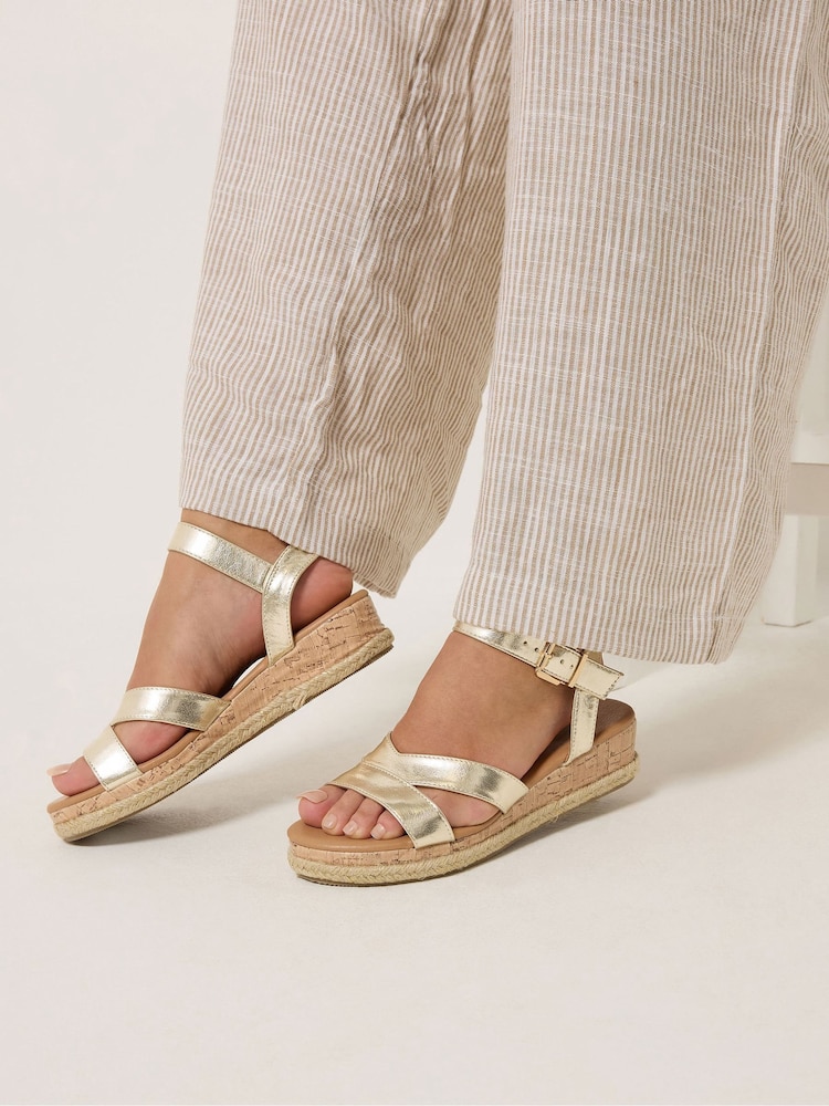 金色 - Yours Curve V Cut Plaited Wedge Sandals - 圖片 1/1