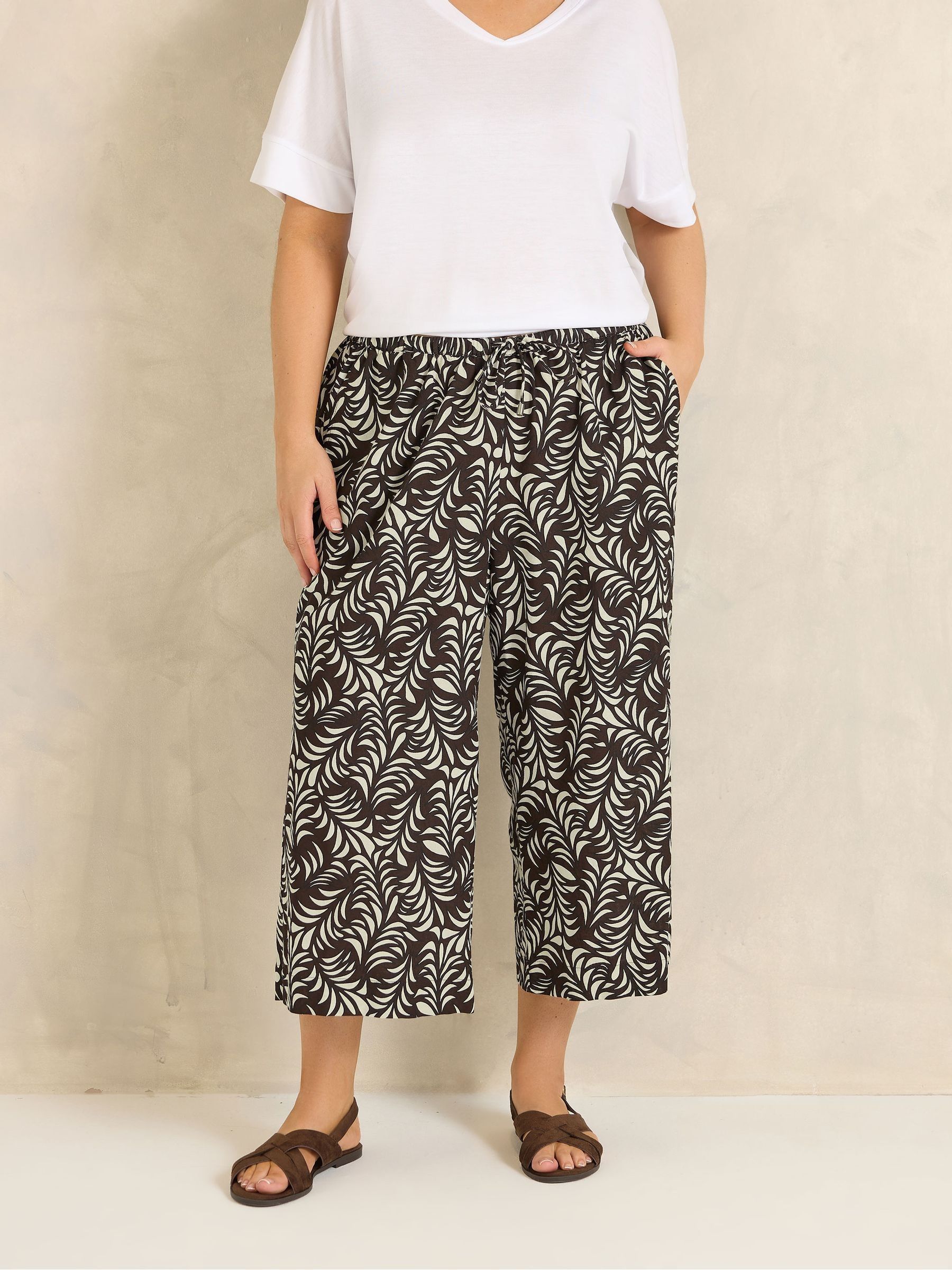 Evans Women's Chocolate Printed Linen Cropped Trousers In | Size: 30-32 - Image 3