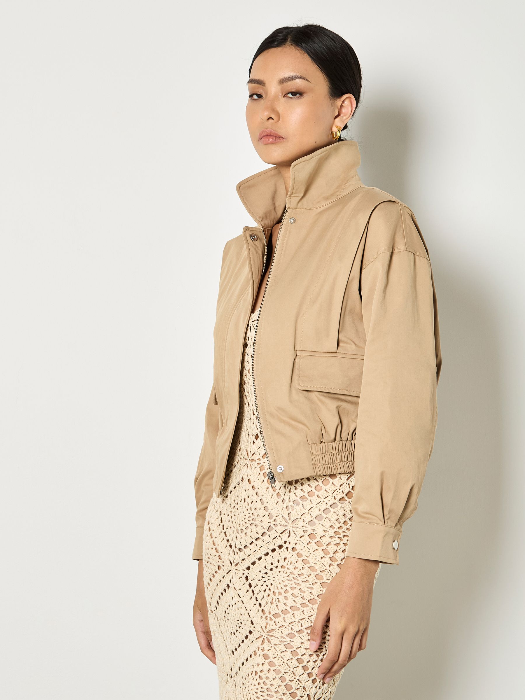 Comprar Jaqueta bomber com detalhe de pregas na cor Apricot from