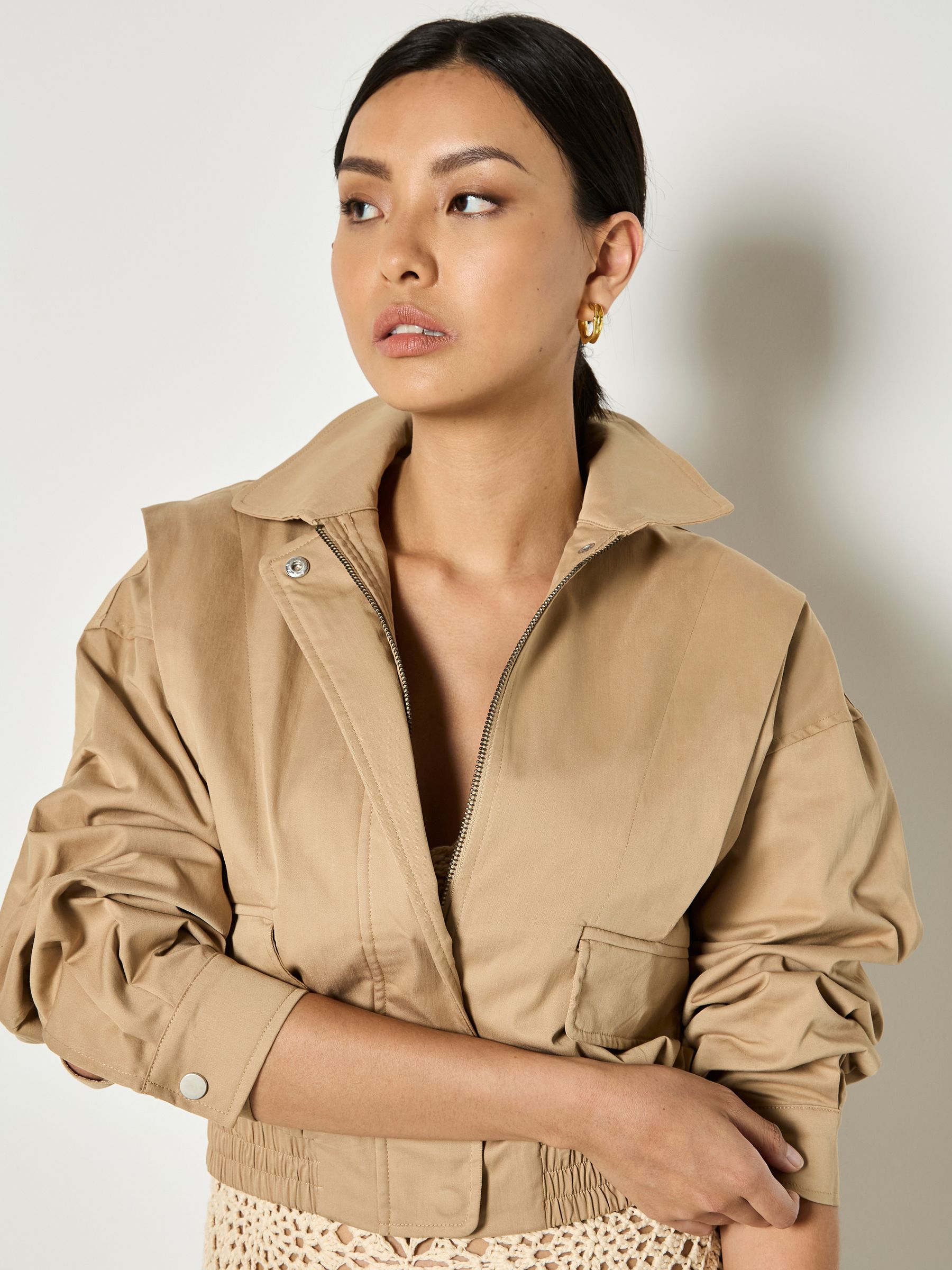 Comprar Jaqueta bomber com detalhe de pregas na cor Apricot from