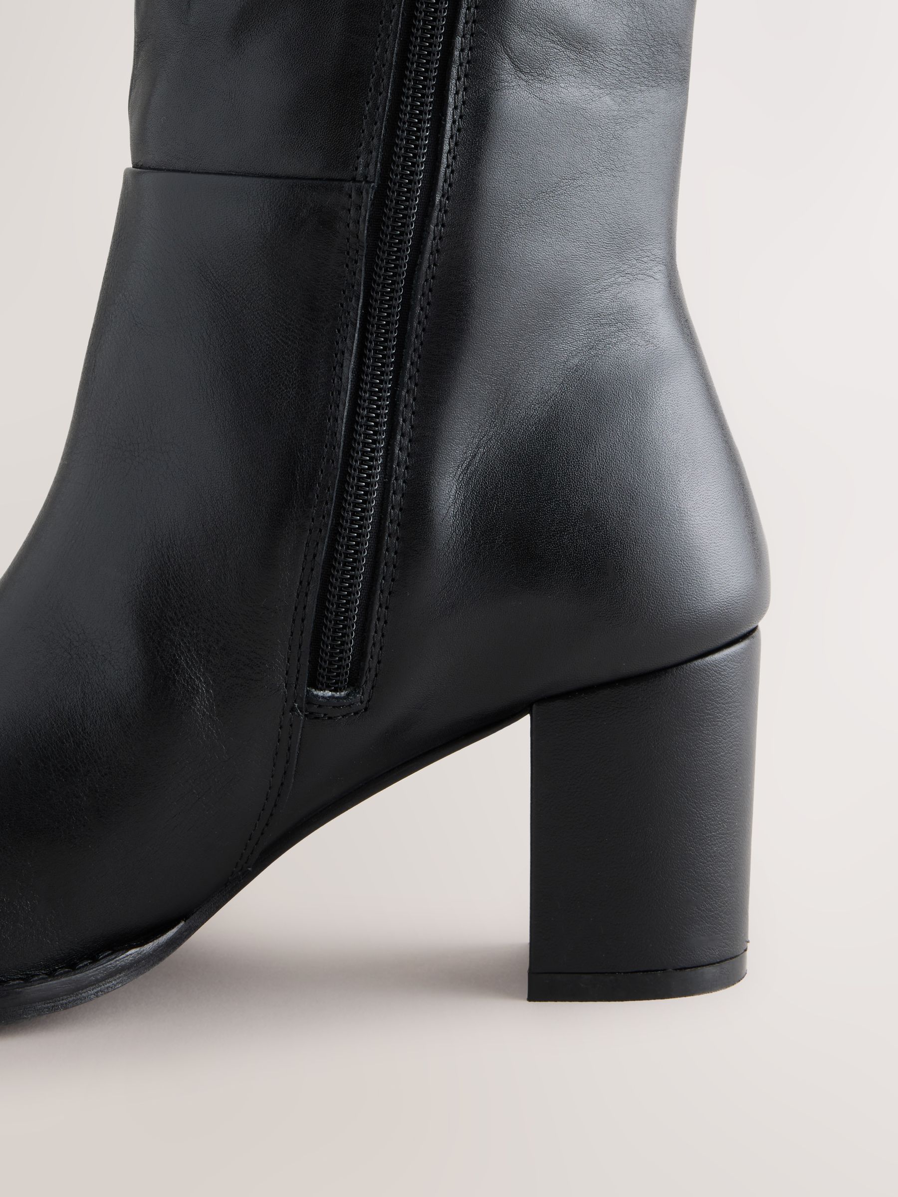 Next：日本 ブラック - Forever Comfort® Leather Chisel Knee High