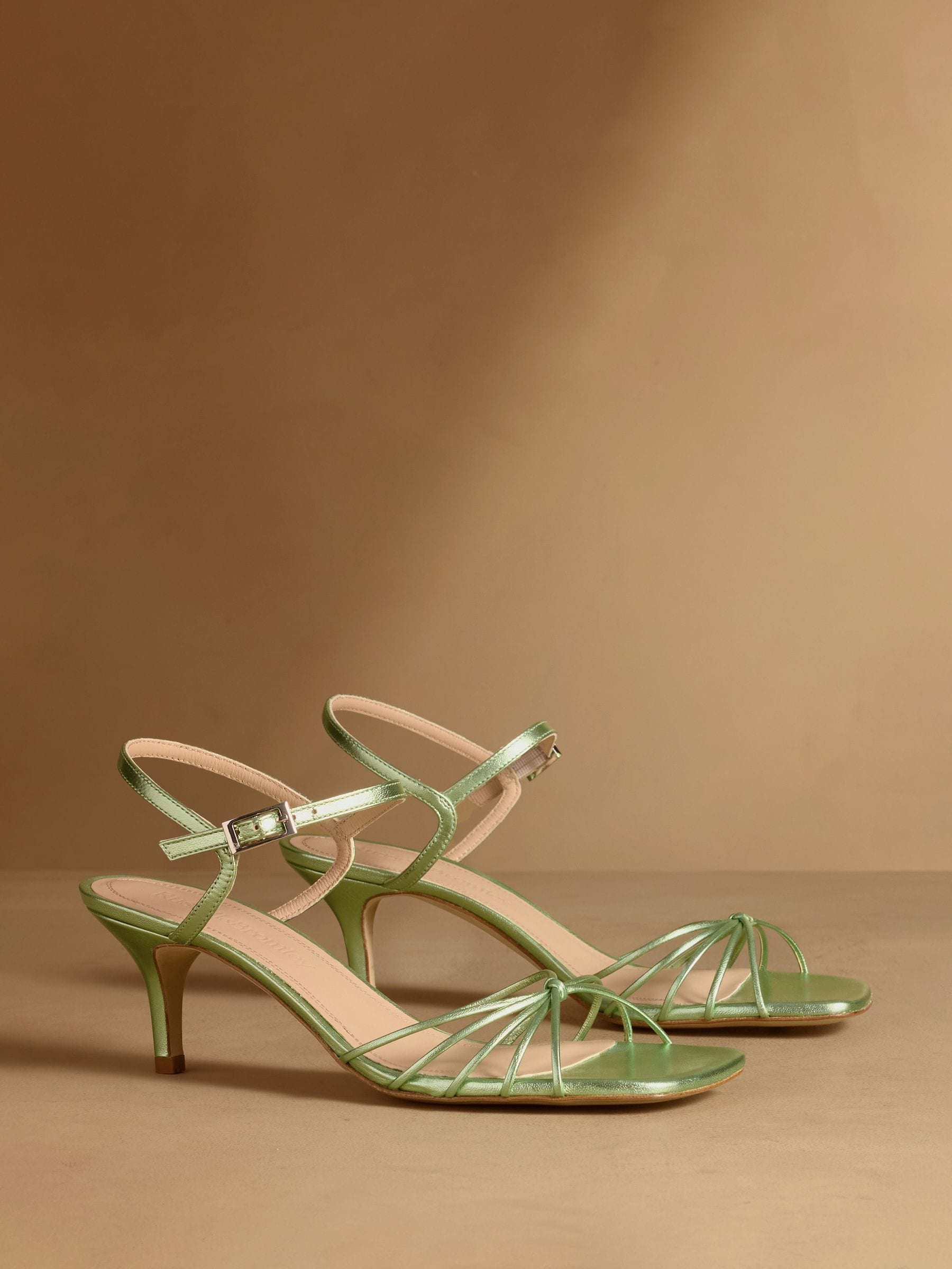 Next：日本 Russell & Bromley Superstow ミッド ストラップ ヒール