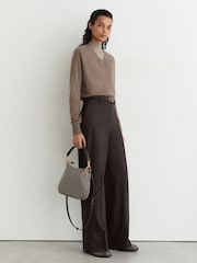 بني موكا - كنزة صوف ميرينو بياقة حرف V موديل Paris من Reiss - صورة 3 من 6